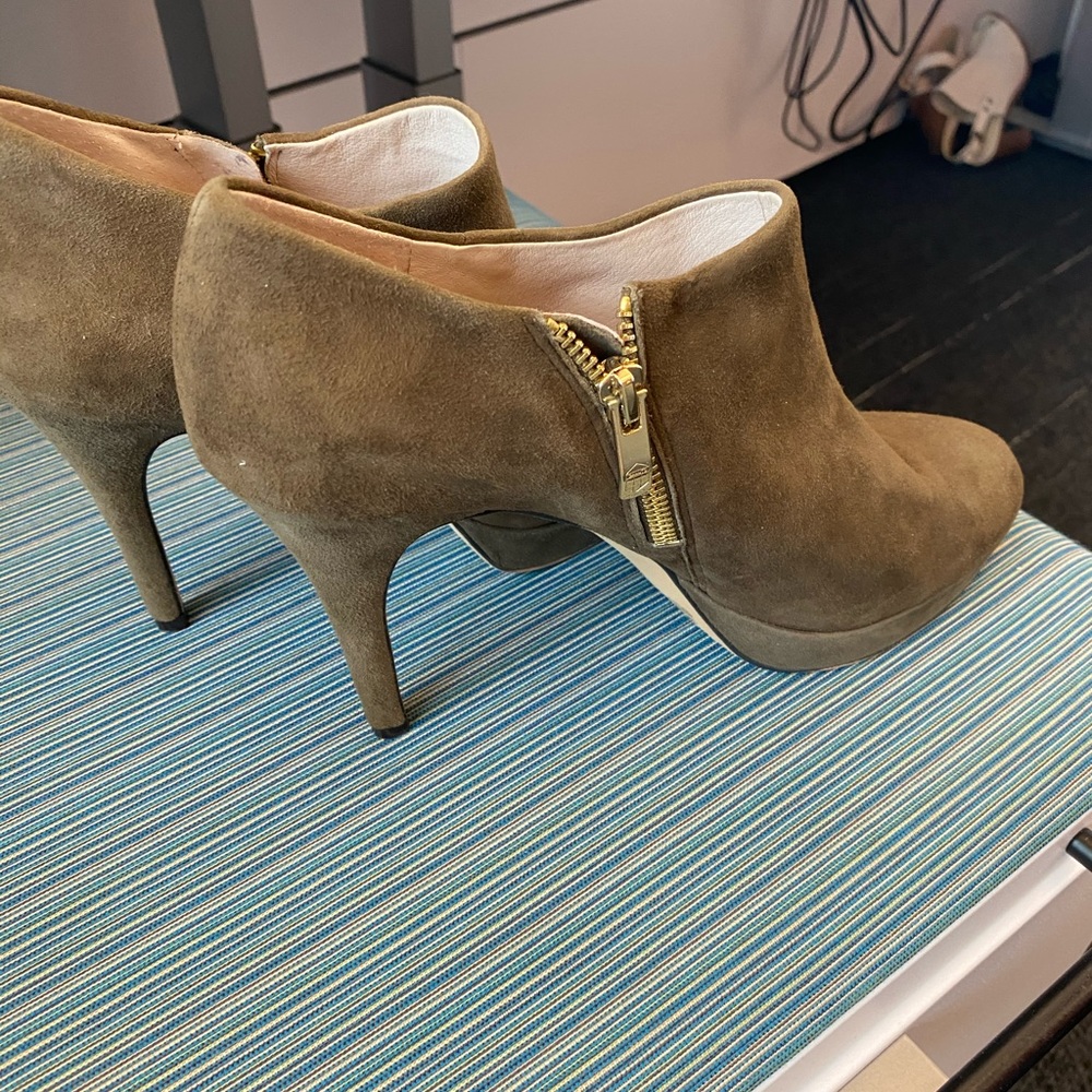 Vince Camuto olive velvet heeled booties great con